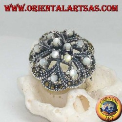 Bague en argent ajourée alternée avec double croix avec nacre ronde incrustée de marcassite