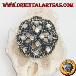 Bague en argent ajourée alternée avec double croix avec nacre ronde incrustée de marcassite