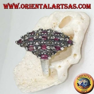Bague en argent losange parsemée de rubis ovales naturels et de marcassite