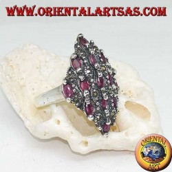 Bague en argent losange parsemée de rubis ovales naturels et de marcassite