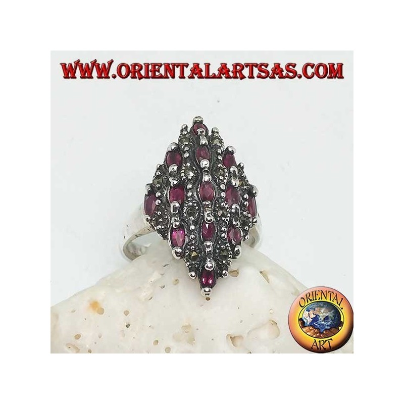 Bague en argent losange parsemée de rubis ovales naturels et de marcassite