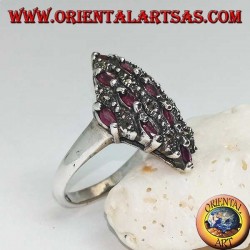 Bague en argent losange parsemée de rubis ovales naturels et de marcassite