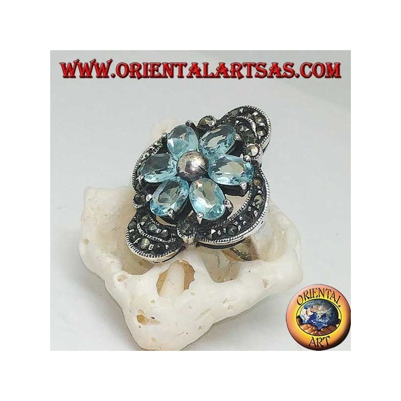 Anillo de plata con flor de Belén con pétalos de topacio azul engastados con plata y marcasita