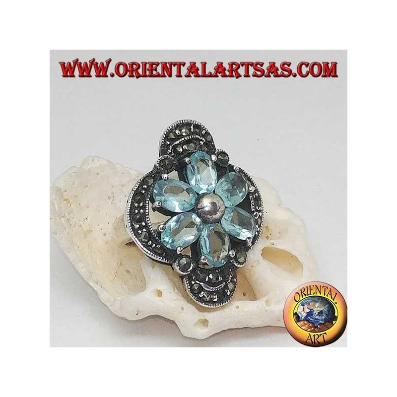 Anillo de plata con flor de Belén con pétalos de topacio azul engastados con plata y marcasita