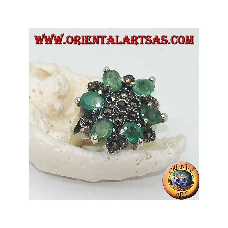Anillo de plata con estrellas de seis puntas alternando con esmeraldas ovales naturales engastadas y marcasita