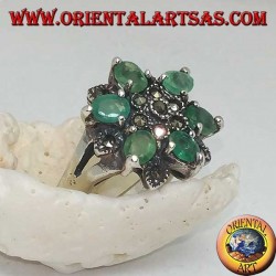 Bague en argent avec des étoiles à six branches alternant avec un ensemble d'émeraudes ovales naturelles et de la marcassite