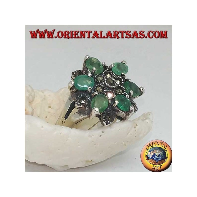 Bague en argent avec des étoiles à six branches alternant avec un ensemble d'émeraudes ovales naturelles et de la marcassite