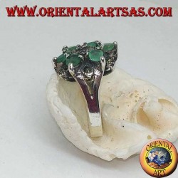 Anillo de plata con estrellas de seis puntas alternando con esmeraldas ovales naturales engastadas y marcasita