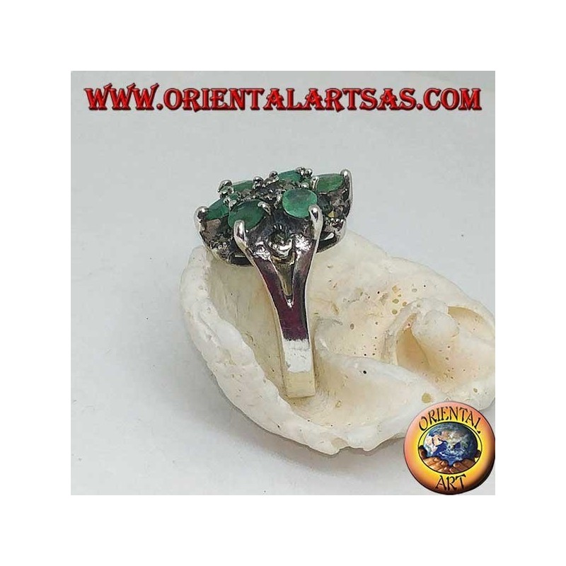 Bague en argent avec des étoiles à six branches alternant avec un ensemble d'émeraudes ovales naturelles et de la marcassite