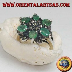 Bague en argent avec des étoiles à six branches alternant avec un ensemble d'émeraudes ovales naturelles et de la marcassite