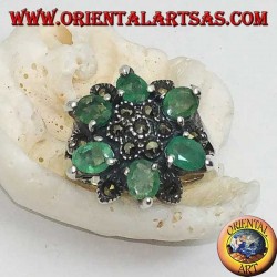 Anillo de plata con estrellas de seis puntas alternando con esmeraldas ovales naturales engastadas y marcasita