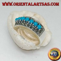 Band silberner Ring mit einer Reihe von türkisfarbenen Kugeln, umgeben von Markasit