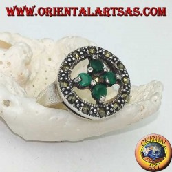 Round silver ring with a cross of 4 round emeralds set