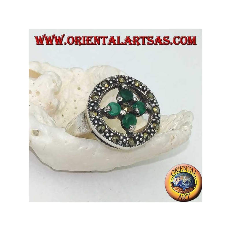 Anillo redondo de plata con una cruz de 4 esmeraldas redondas.