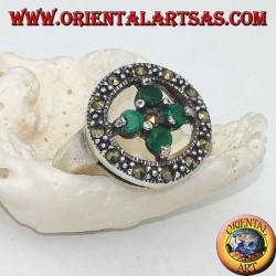 Anillo redondo de plata con una cruz de 4 esmeraldas redondas.