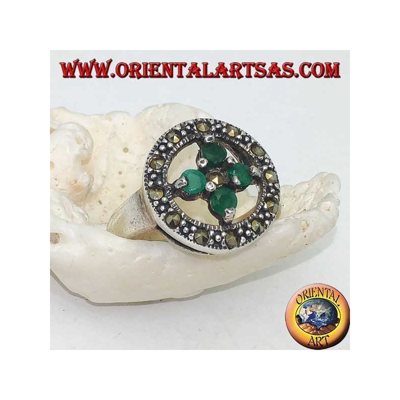 Bague ronde en argent avec une croix de 4 émeraudes rondes sertie