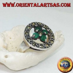 Anillo redondo de plata con una cruz de 4 esmeraldas redondas.