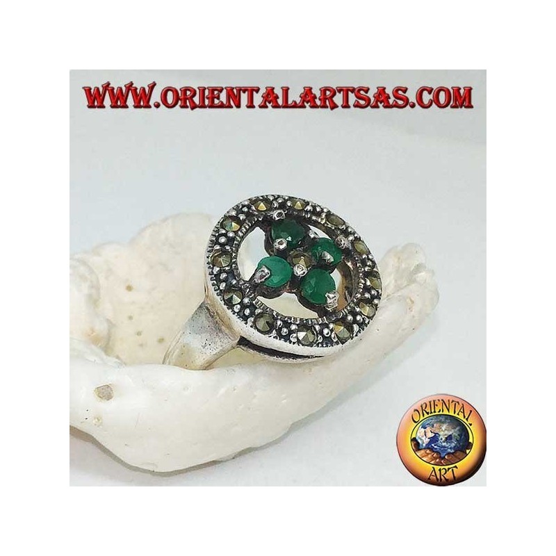 Bague ronde en argent avec une croix de 4 émeraudes rondes sertie