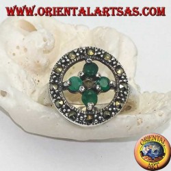 Bague ronde en argent avec une croix de 4 émeraudes rondes sertie