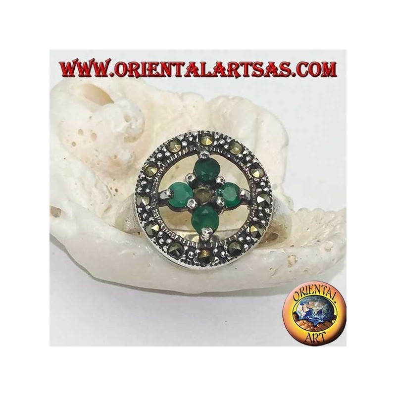 Anillo redondo de plata con una cruz de 4 esmeraldas redondas.