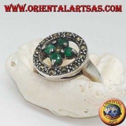 Bague ronde en argent avec une croix de 4 émeraudes rondes sertie