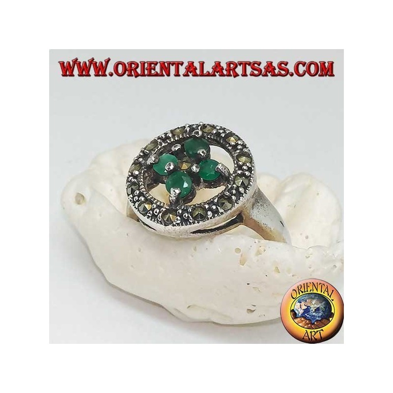 Anillo redondo de plata con una cruz de 4 esmeraldas redondas.