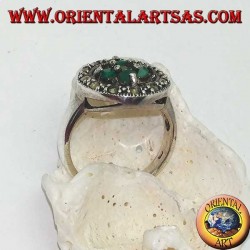 Round silver ring with a cross of 4 round emeralds set