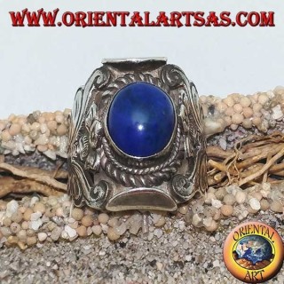 Silberring mit ovalem Cabochon Lapislazuli und nepalesischer Fassung mit Blume an den Seiten
