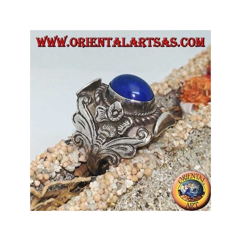 Anillo de plata con cabujón ovalado lapislázuli y engaste nepalés con flor en los lados