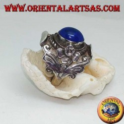 Anillo de plata con cabujón ovalado lapislázuli y engaste nepalés con flor en los lados