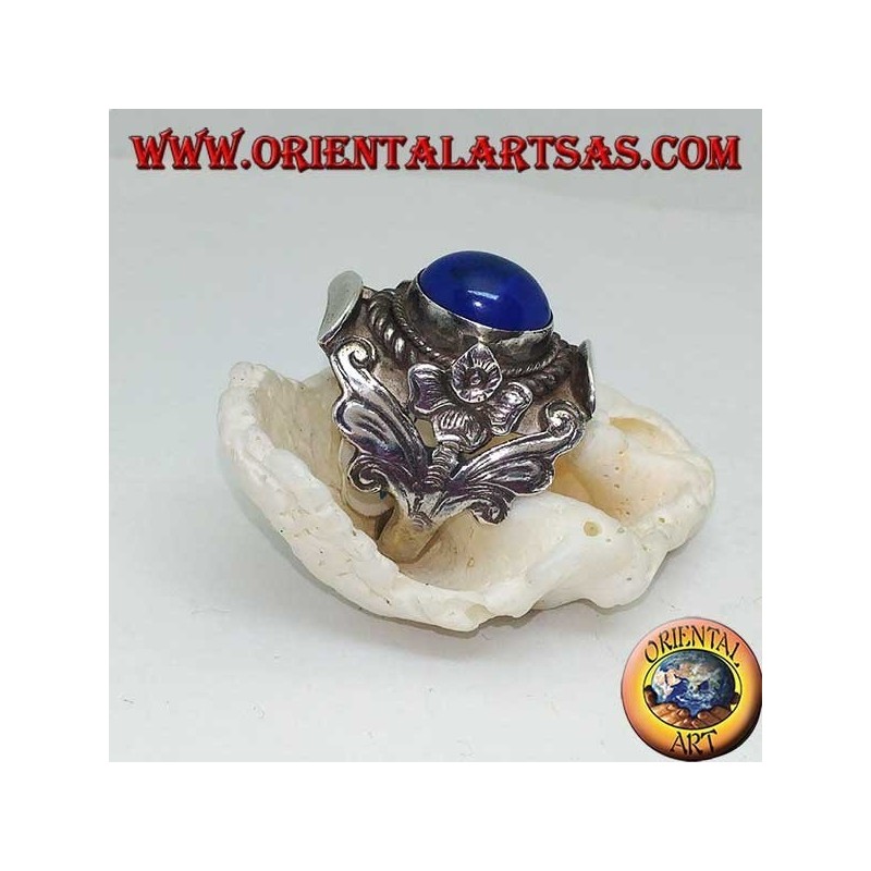Bague en argent avec cabochon ovale lapis lazuli et monture népalaise avec fleur sur les côtés