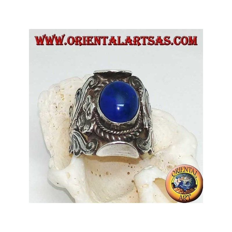 Anello in argento con lapislazzulo ovale a cabochon e montatura nepalese con fiore ai lati