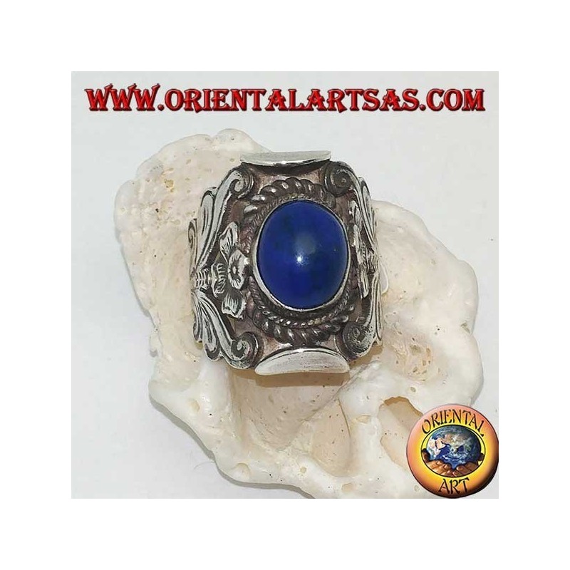 Bague en argent avec cabochon ovale lapis lazuli et monture népalaise avec fleur sur les côtés