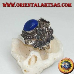 Bague en argent avec cabochon ovale lapis lazuli et monture népalaise avec fleur sur les côtés