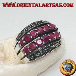 Bague arrondie en argent avec deux rangées de rubis entre deux rangées de marcassites