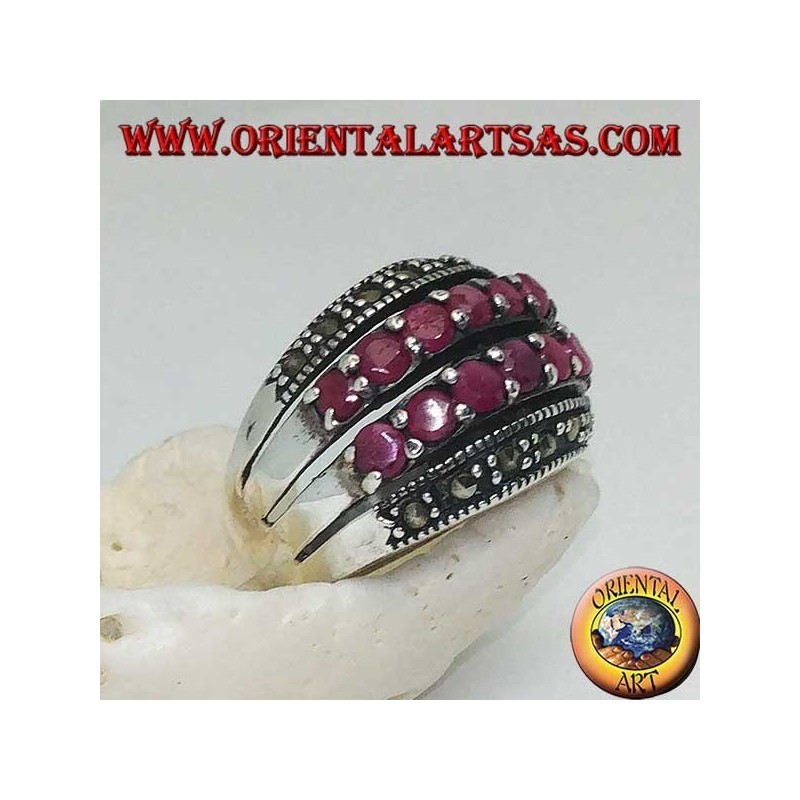 Anillo de plata con una banda redondeada con dos hileras de rubíes entre dos hileras de marcasitas