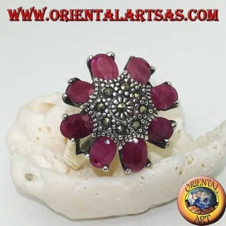 Anillo de flores octogonales de plata con pistilo tachonado de marcasita y pétalos ovalados de rubí.