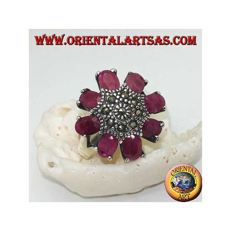 Anillo de flores octogonales de plata con pistilo tachonado de marcasita y pétalos ovalados de rubí.