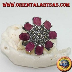 Anillo de flores octogonales de plata con pistilo tachonado de marcasita y pétalos ovalados de rubí.
