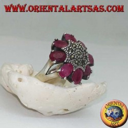 Anillo de flores octogonales de plata con pistilo tachonado de marcasita y pétalos ovalados de rubí.