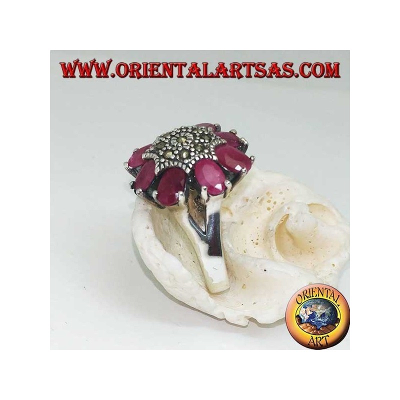 Bague fleur octogonale en argent avec pistil clouté de marcassite et pétales de rubis ovales