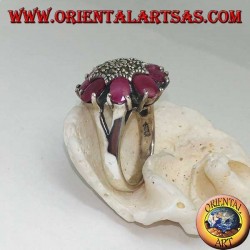 Anillo de flores octogonales de plata con pistilo tachonado de marcasita y pétalos ovalados de rubí.