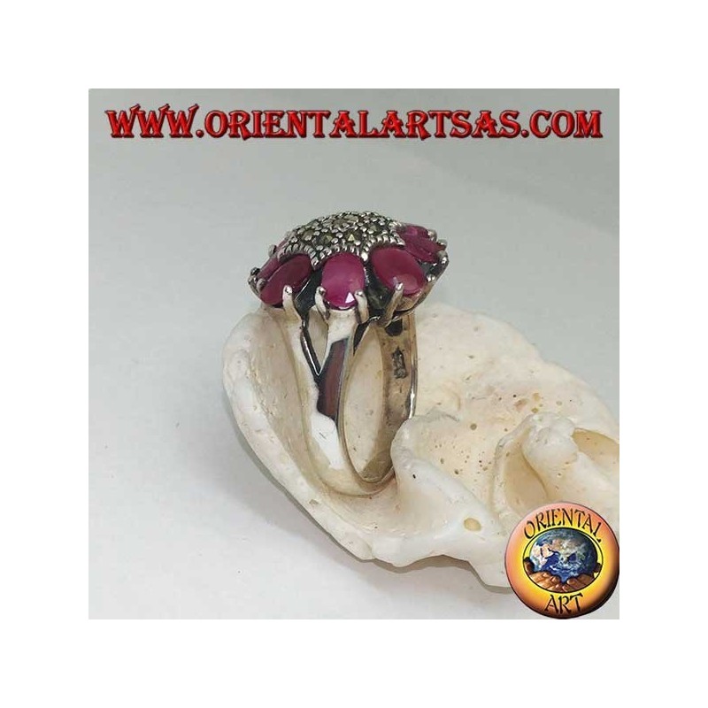 Bague fleur octogonale en argent avec pistil clouté de marcassite et pétales de rubis ovales