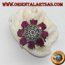 Anillo de flores octogonales de plata con pistilo tachonado de marcasita y pétalos ovalados de rubí.