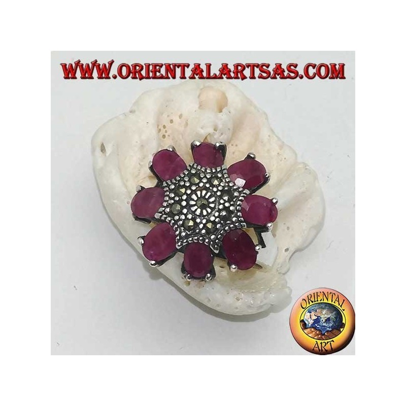 Anello in argento fiore ottagonale con pistillo tempestato di marcassiti e petali di rubini ovali incastonati