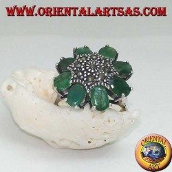 Anillo en flor octogonal plateada con pistilo tachonado de marcasitas y pétalos ovalados de esmeralda.