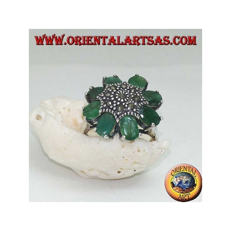 Bague en fleur octogonale en argent avec pistil parsemé de marcassites et de pétales d'émeraude ovales