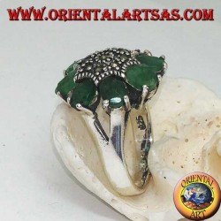 Bague en fleur octogonale en argent avec pistil parsemé de marcassites et de pétales d'émeraude ovales