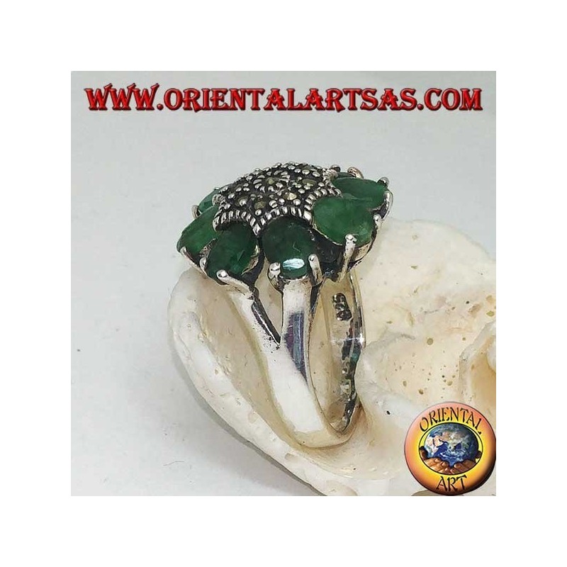 Anillo en flor octogonal plateada con pistilo tachonado de marcasitas y pétalos ovalados de esmeralda.