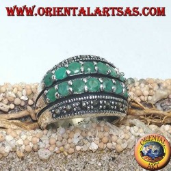 Silberring mit einem abgerundeten Band mit zwei Smaragdreihen zwischen zwei Markasitreihen